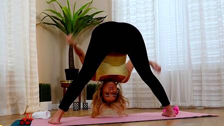 Одинокая милфа после йоги трахается с молодым садовником