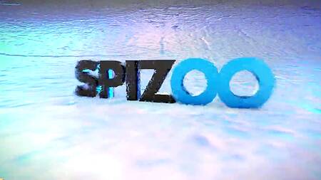 Блондинка хочет выбраться из клетки, чтобы сосать и ебаться