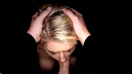 Блондинка хочет выбраться из клетки, чтобы сосать и ебаться