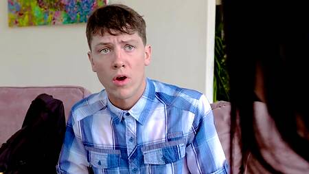 Парень становится мужчиной, трахает зрелую брюнетку