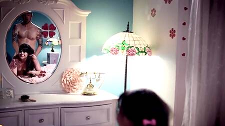 Милая девка ночью страстно ебется с хахалем мамаши