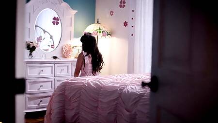 Милая девка ночью страстно ебется с хахалем мамаши