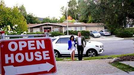 Белокурая соседка застает мужика за еблей и овладевает его членом