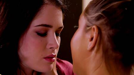 Красотка сближается с соседкой и лижет её киску