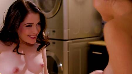 Красотка сближается с соседкой и лижет её киску