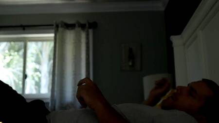 Мужлан застает подругу за дрочкой и ебет её на ливане