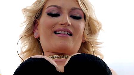 Белокурая милфа в чулках отдается только неграм