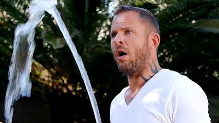 Красивое порно под душем с кучерявой грудастой девушкой