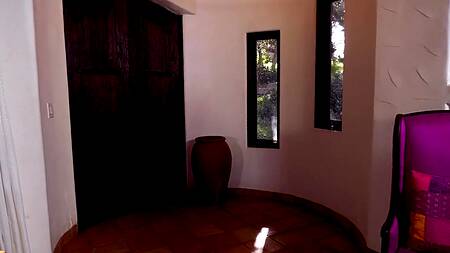 Красивая негритянка смачно ебется с белым другом на кровати