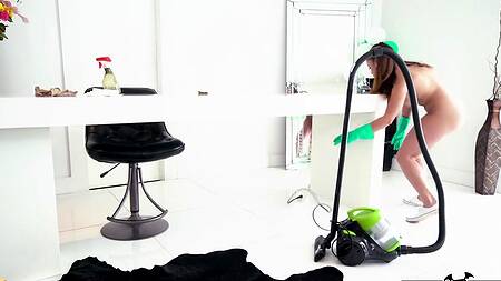 Домработница ебется с хозяином пока подруга убирается