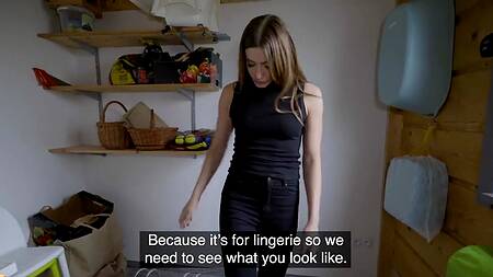 Девка приводит к себе мужика и ебется с ним за деньги