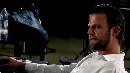 Красотка Sybil A возбуждает мужика идеальными ножками