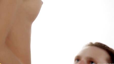 Влюбленной блондинке хочется анала с утра