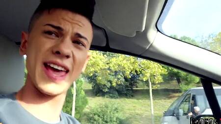 Подобрал на улице голую футболистку и поимел её