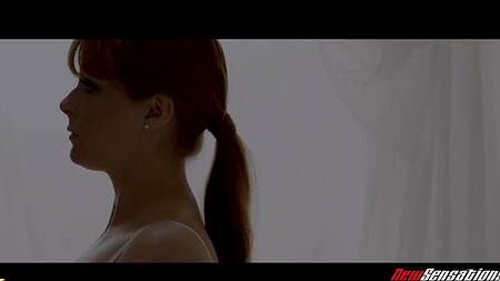 Рыжая телка с сочной жопой наслаждается двумя членами