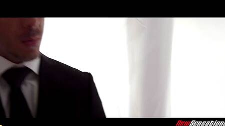 Рыжая телка с сочной жопой наслаждается двумя членами