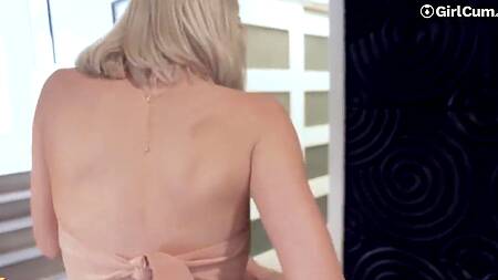 Просит телку засунуть вибратор в киску и жестко её трахает