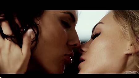 Подруги вместе отдыхают и занимаются нежным сексом