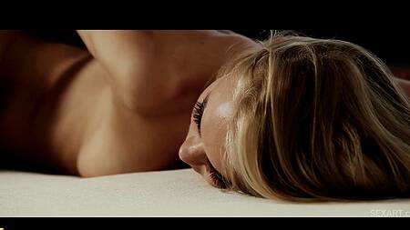 Подруги вместе отдыхают и занимаются нежным сексом