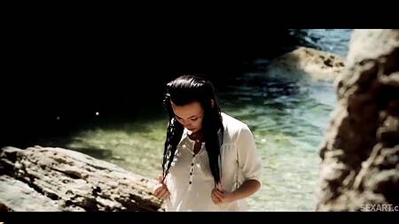 Подруги вместе отдыхают и занимаются нежным сексом