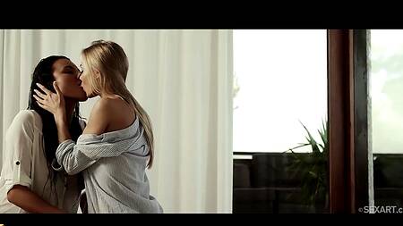 Подруги вместе отдыхают и занимаются нежным сексом