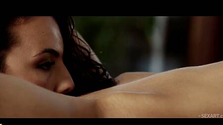 Подруги вместе отдыхают и занимаются нежным сексом