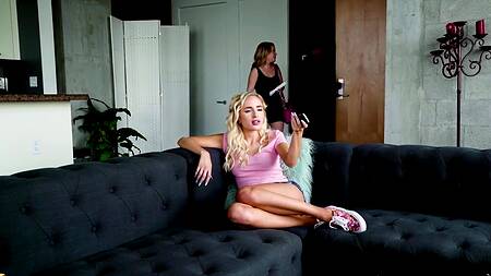 Мужик трахает милую падчерицу и сочную женушку