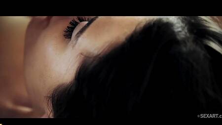 Влюбленные играют в снежки и занимаются нежным сексом