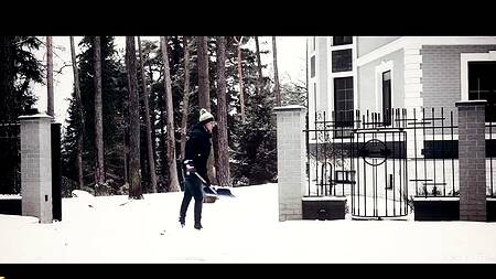 Влюбленные играют в снежки и занимаются нежным сексом