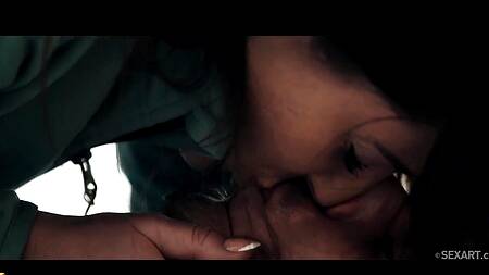 Влюбленные играют в снежки и занимаются нежным сексом