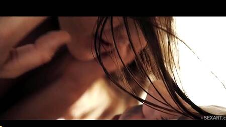 Влюбленные играют в снежки и занимаются нежным сексом