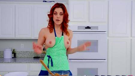 Рыжая ведущая кулинарного шоу показывает как доводить себя до оргазма