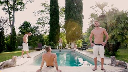 Пара во время вечеринки у бассейна страстно трахается