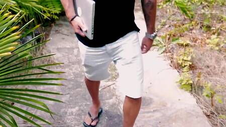 Пара во время вечеринки у бассейна страстно трахается