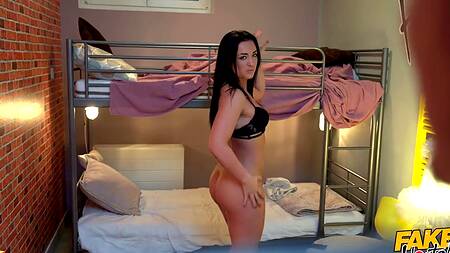 Администратор хостела трахает жопустую постоялицу