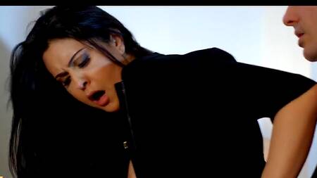 Супружеская пара страстно трахается не снимая одежду