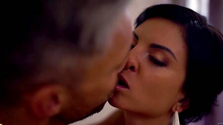 Девушка с натуральной грудью кайфует на большом фаллосе мужика