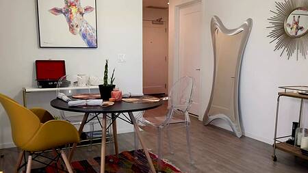 Страстно трахает загорелую сводную сестру за спиной строгой матери