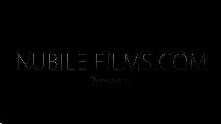 Две красивые лесбияночки нежно лижут киски на кровати