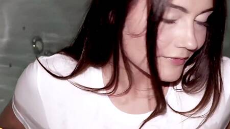 Милашка Adria Rae наслаждается страстной еблей в джакузи