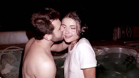 Милашка Adria Rae наслаждается страстной еблей в джакузи