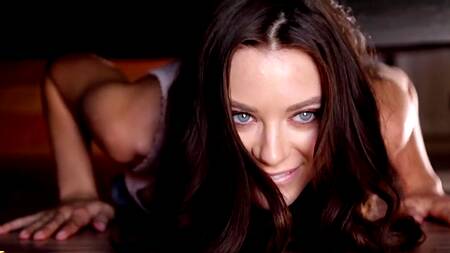 Две красивые лесбиянки принимают третью и ебутся втроем