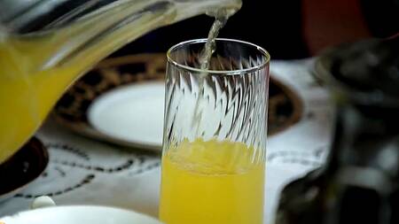 Хорошенькая горничная ебется на работе с молодым хозяином дома