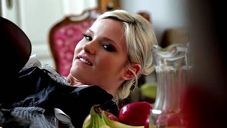 Хорошенькая горничная ебется на работе с молодым хозяином дома