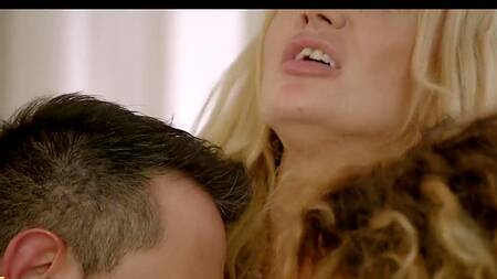 Жена наблюдает как муж трахает двух белокурых красоток