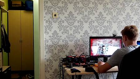 Молодой пихарь страстно дрючит в рот и щелку русскую толстушку