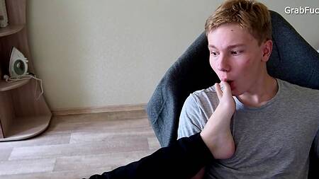 Молодой пихарь страстно дрючит в рот и щелку русскую толстушку