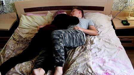 Молодой пихарь страстно дрючит в рот и щелку русскую толстушку