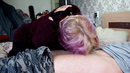 Молодой пихарь страстно дрючит в рот и щелку русскую толстушку