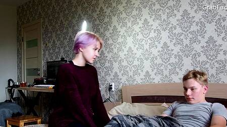 Молодой пихарь страстно дрючит в рот и щелку русскую толстушку